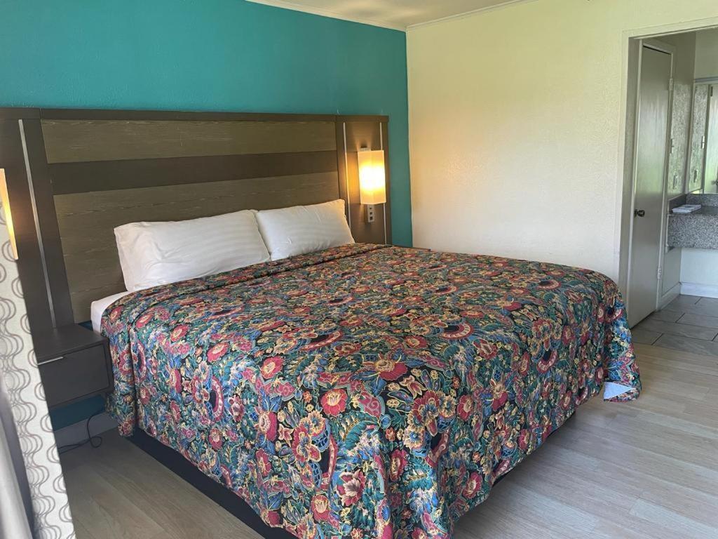 Executive Inn & Suites Бомонт Екстер'єр фото